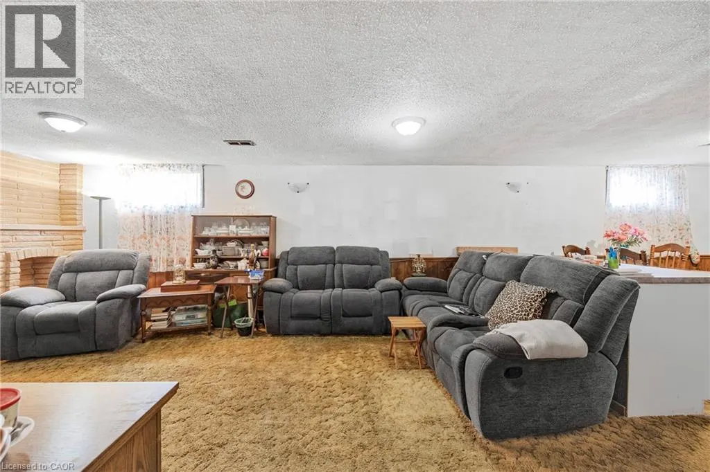1196 DOWLAND Crescent