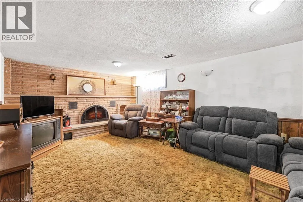 1196 DOWLAND Crescent