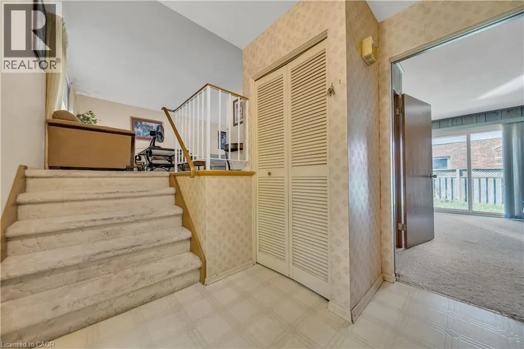 395 MOSSOM Place