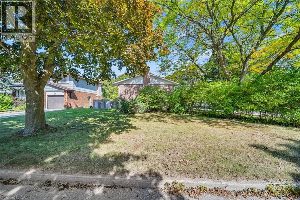 395 MOSSOM Place