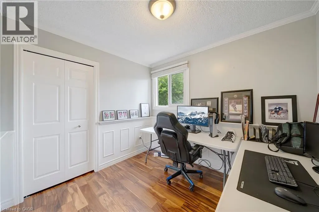 28 LYNDEN HILL Crescent