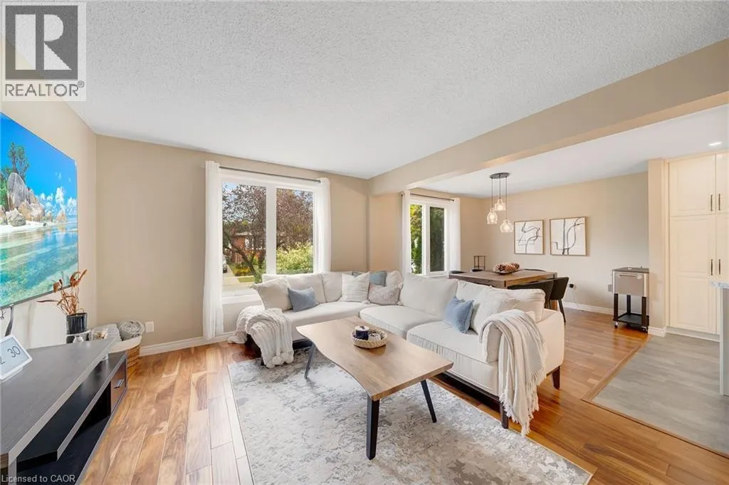 28 LYNDEN HILL Crescent