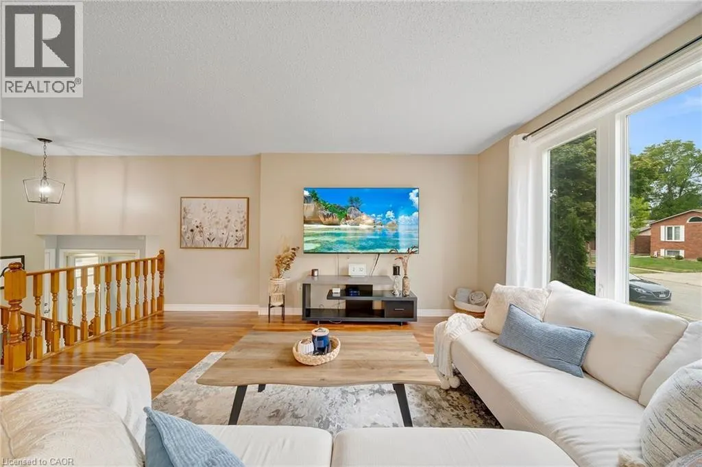 28 LYNDEN HILL Crescent