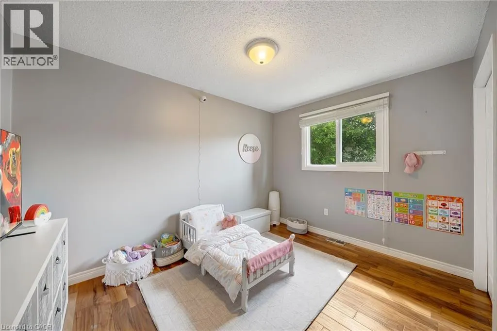 28 LYNDEN HILL Crescent