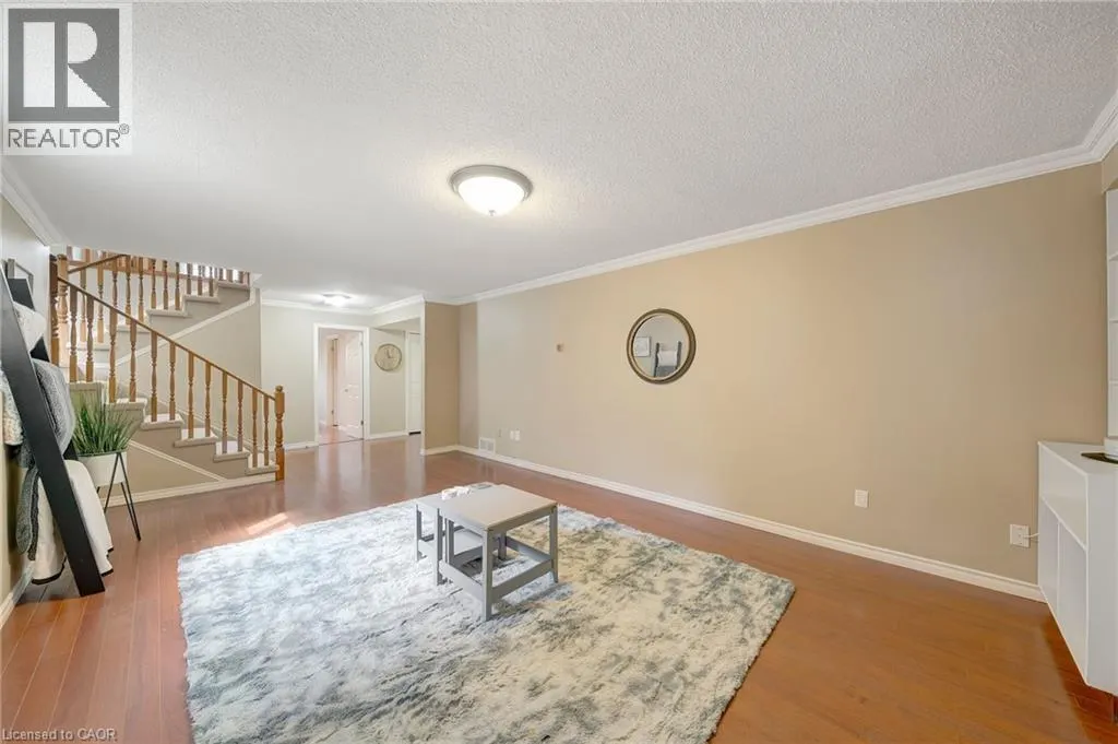28 LYNDEN HILL Crescent