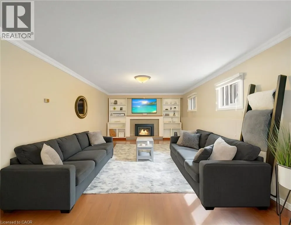 28 LYNDEN HILL Crescent