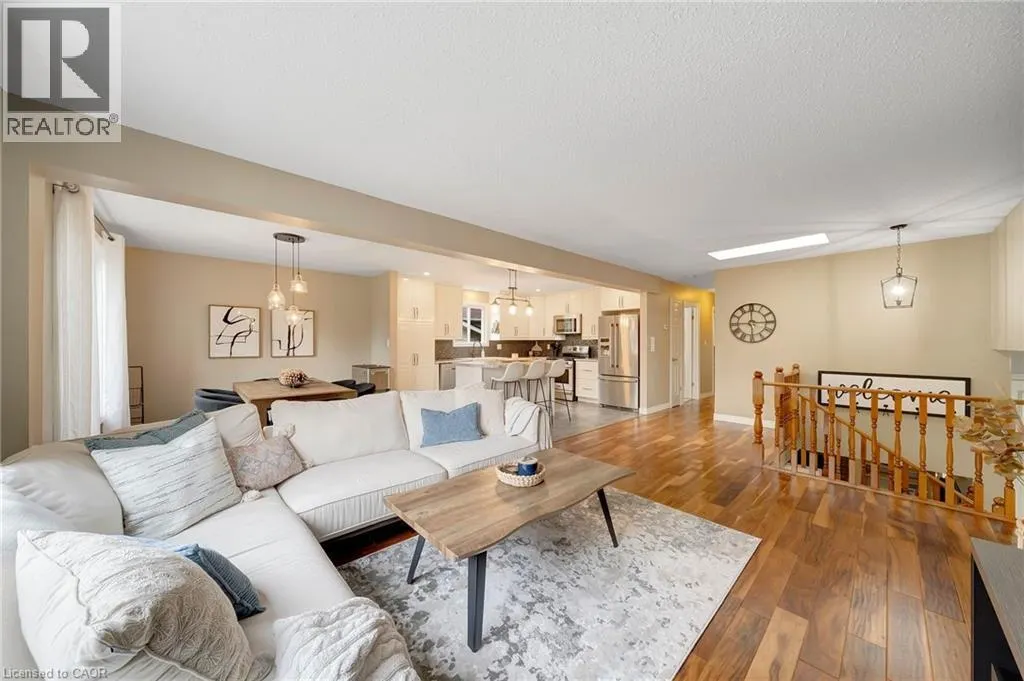 28 LYNDEN HILL Crescent