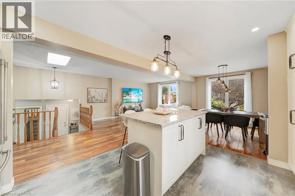 28 LYNDEN HILL Crescent