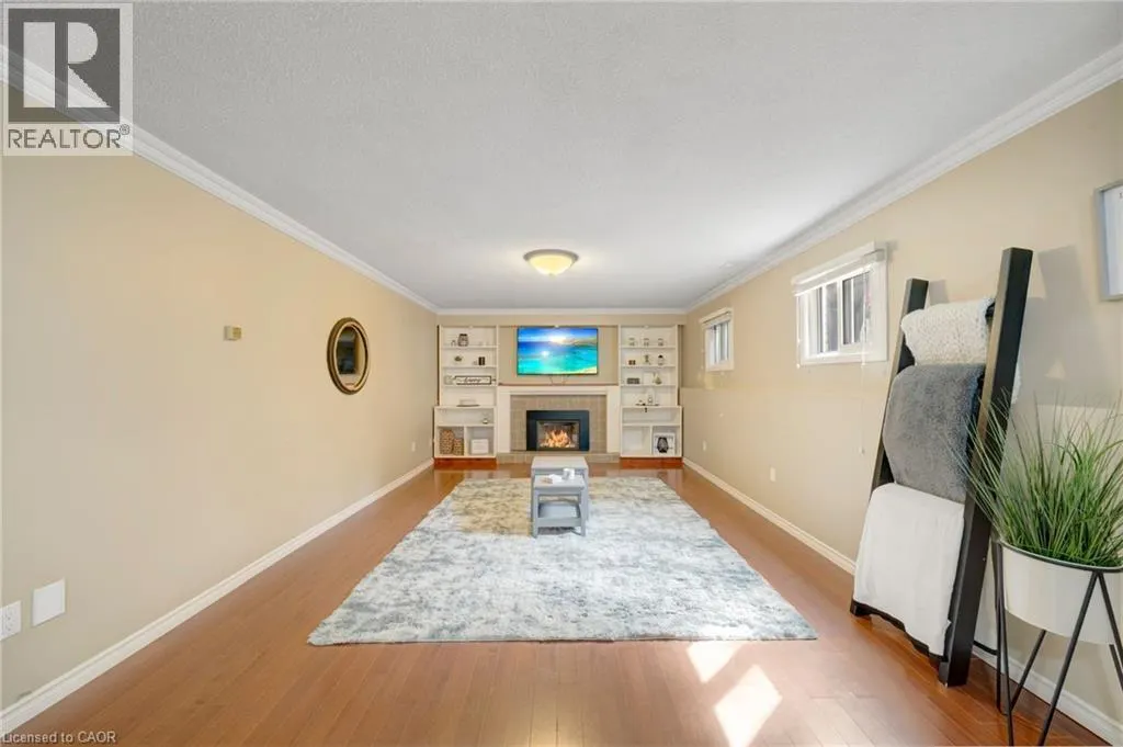 28 LYNDEN HILL Crescent