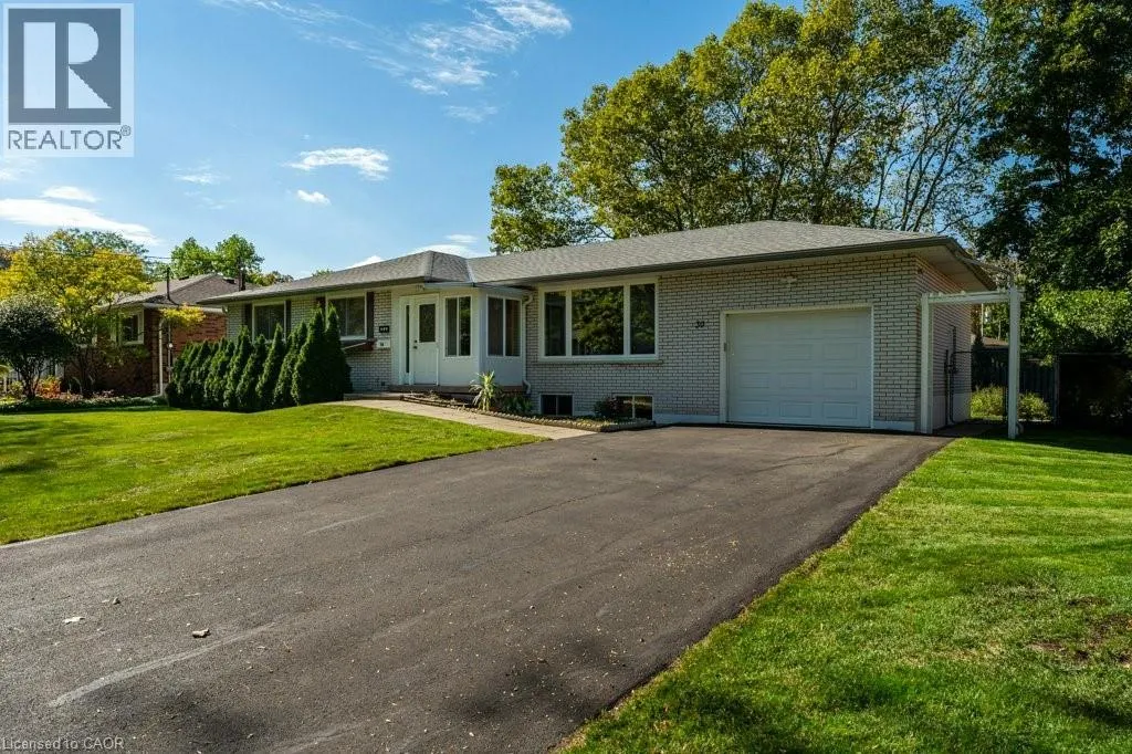 30 LEAWOOD Drive