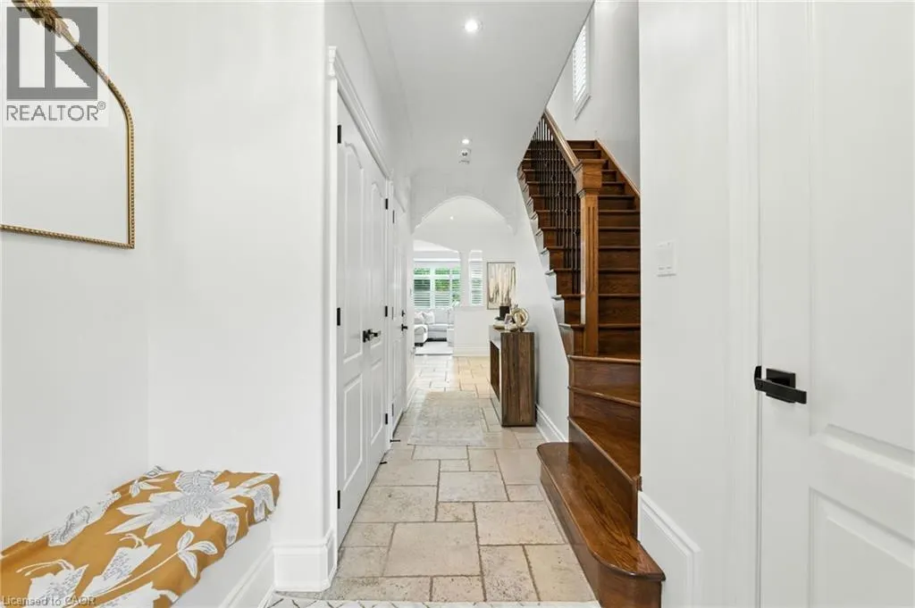 199 HUNTER Street W