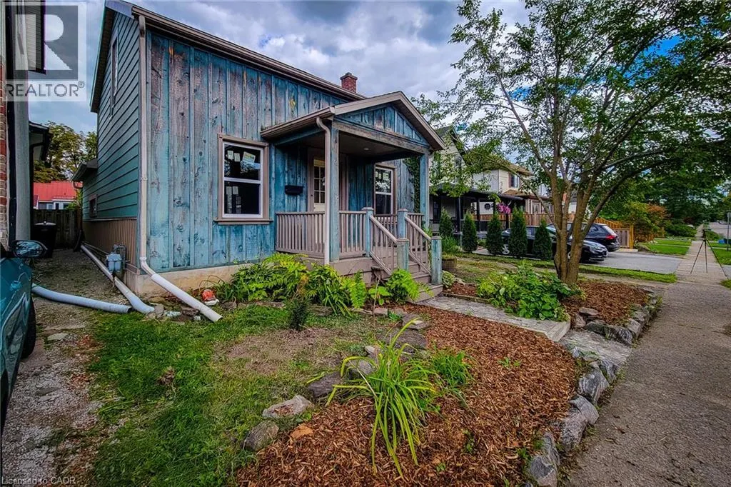 16 WELLAND Street S