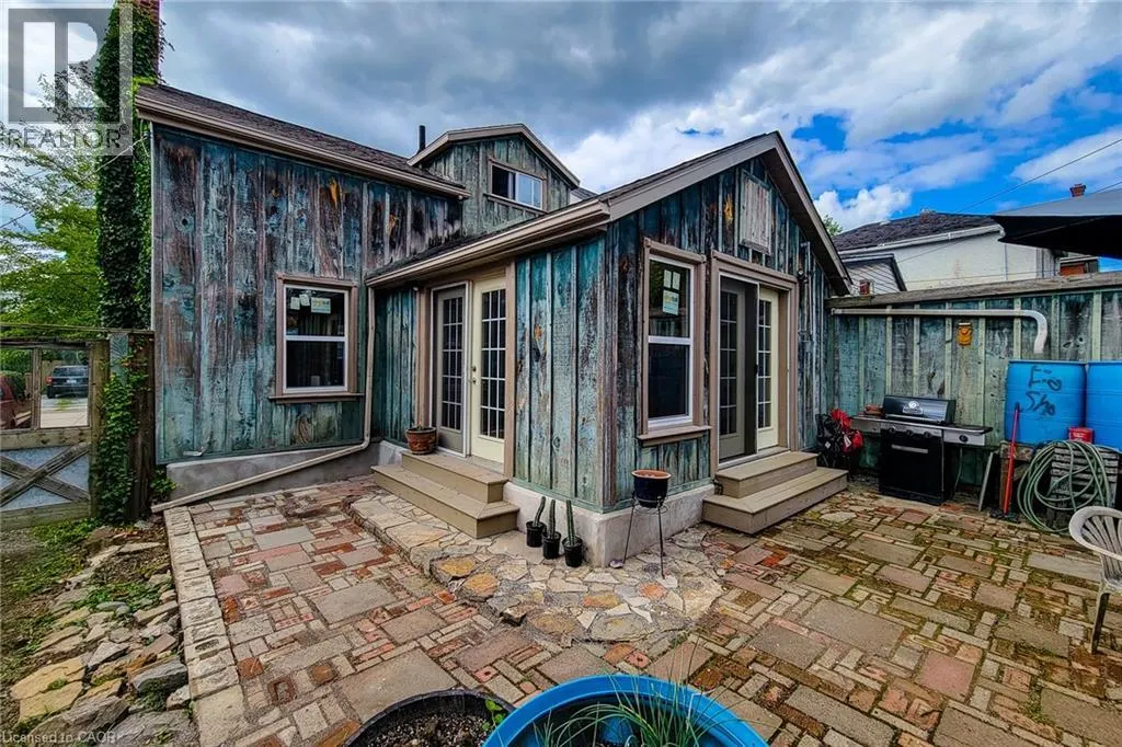 16 WELLAND Street S
