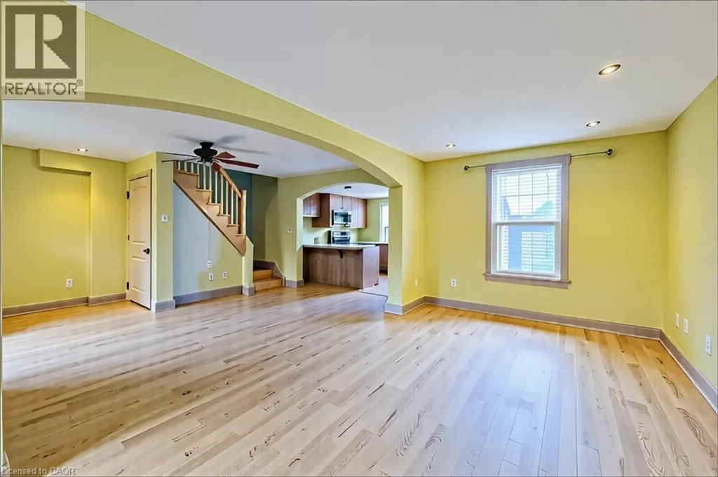 16 WELLAND Street S