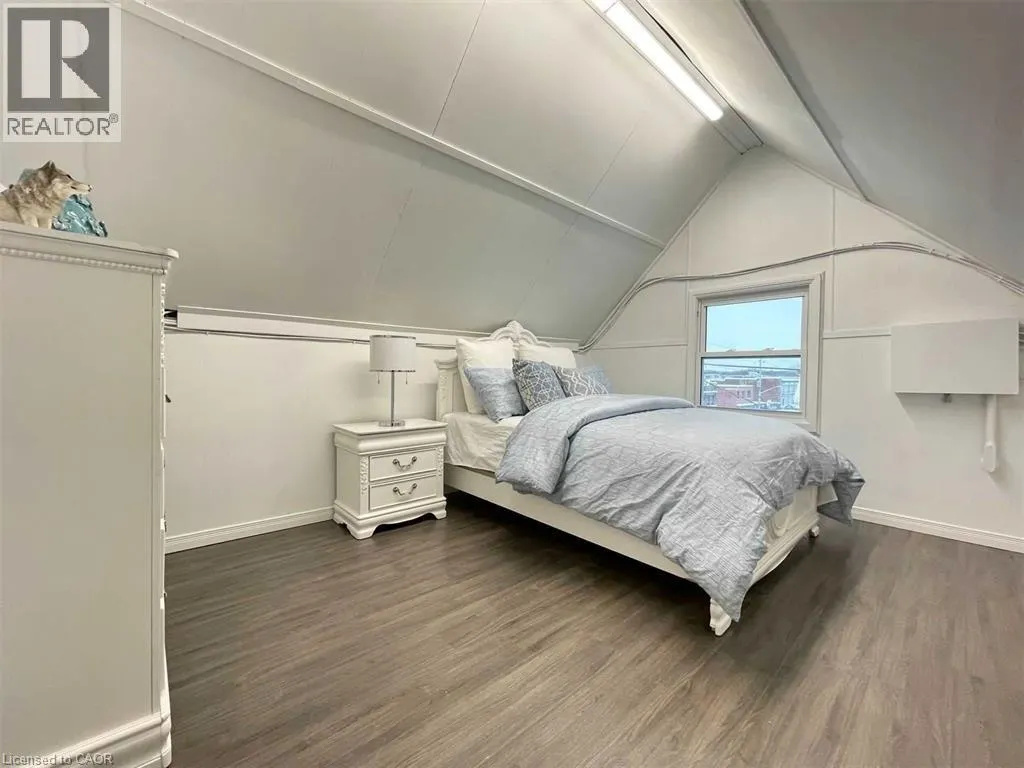 229 LOCKE Street S