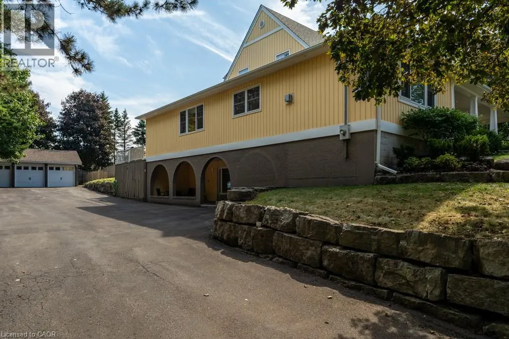 196 DUNDAS Street E