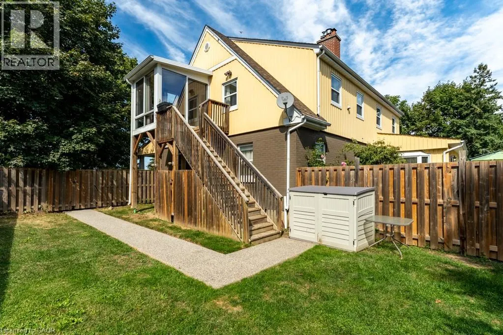 196 DUNDAS Street E