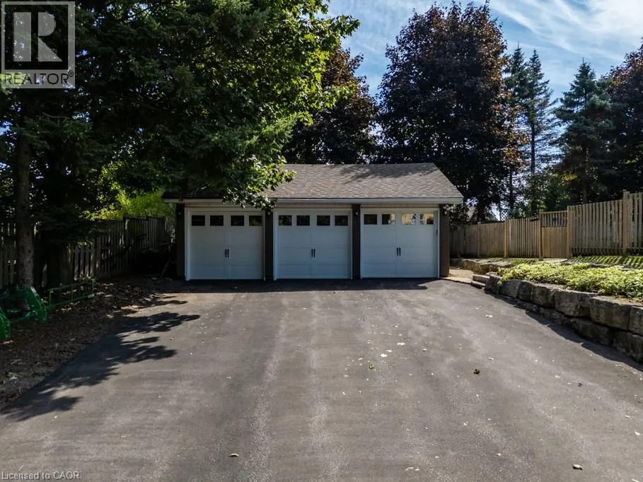 196 DUNDAS Street E
