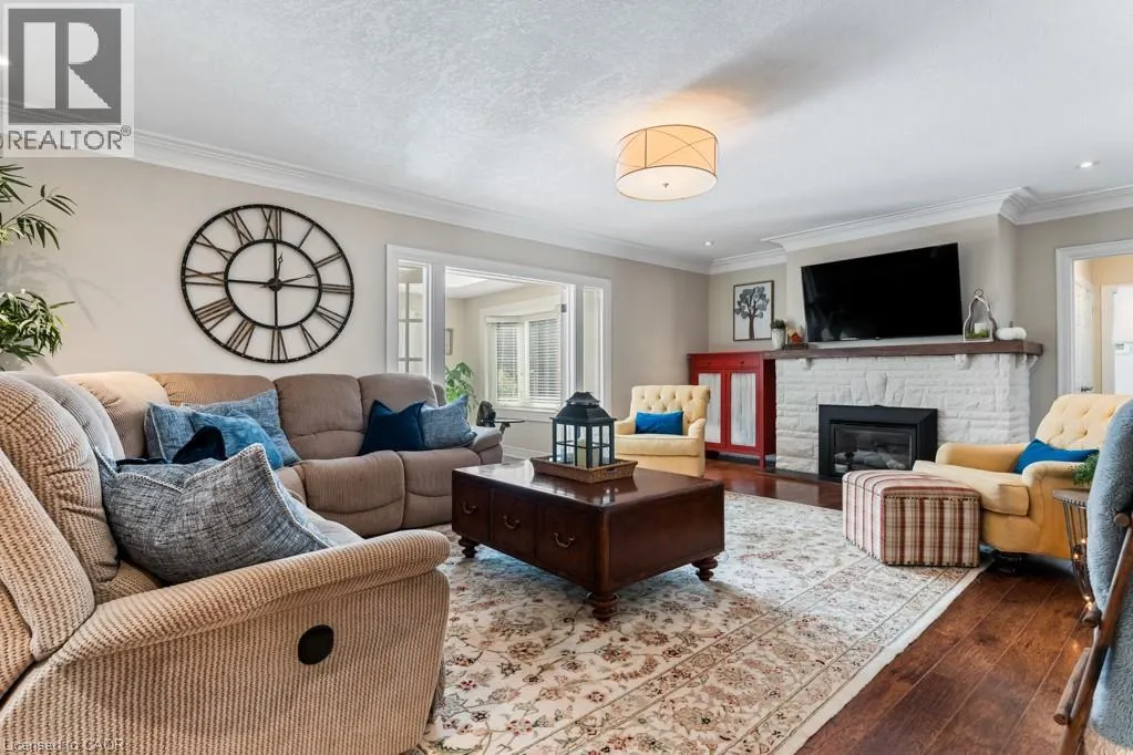 196 DUNDAS Street E