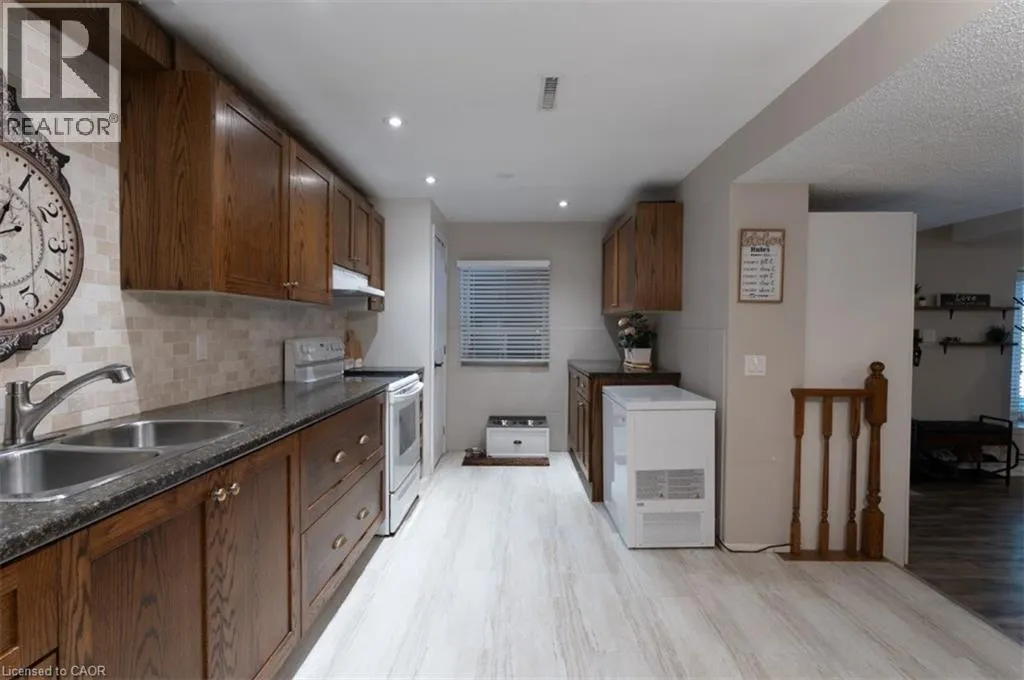 196 DUNDAS Street E