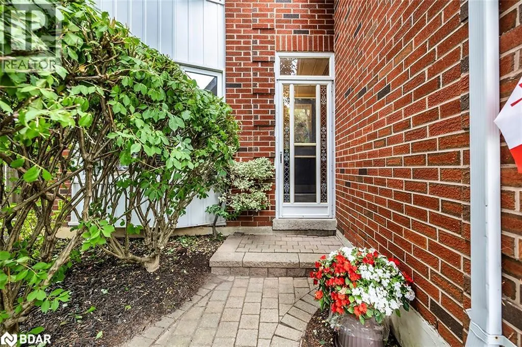 44 HEWITT Crescent
