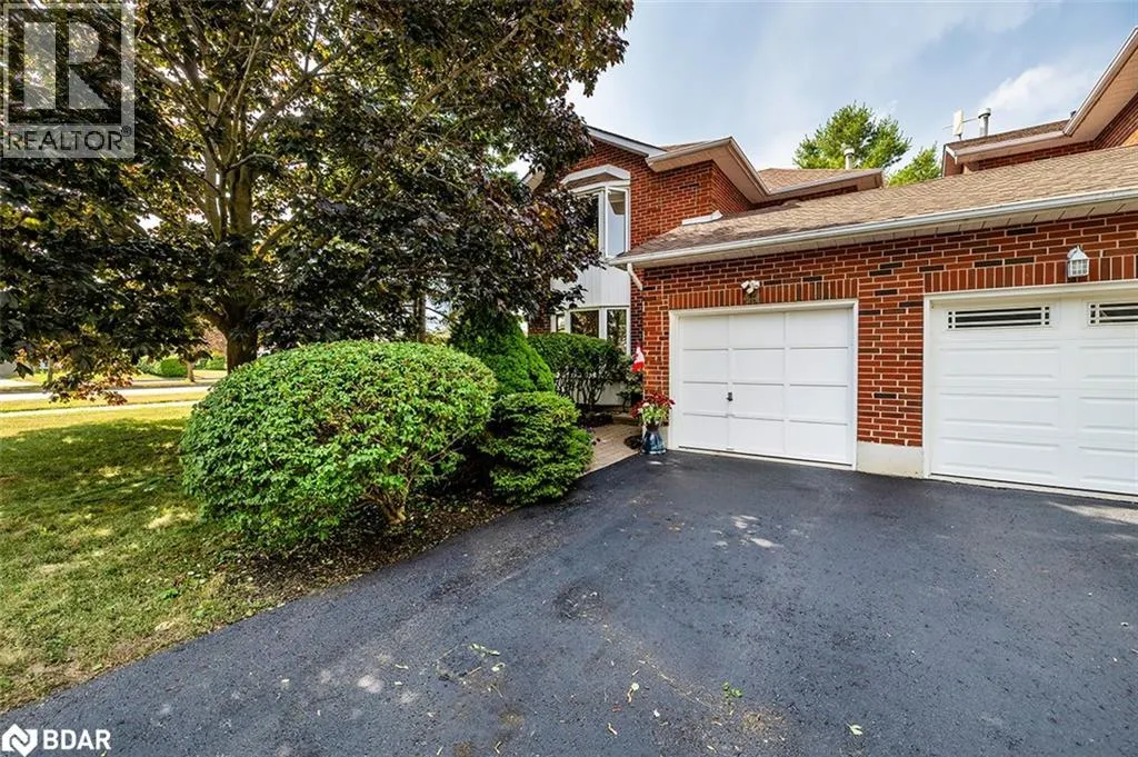 44 HEWITT Crescent