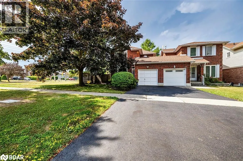 44 HEWITT Crescent