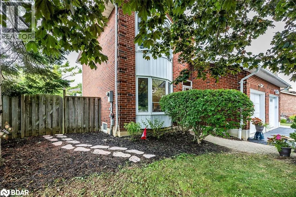 44 HEWITT Crescent