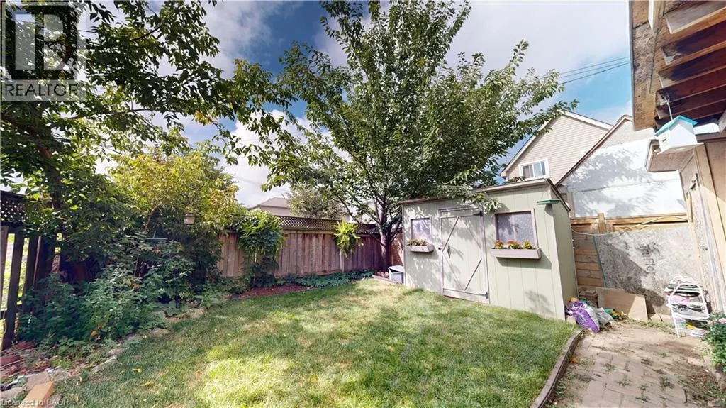 6 ALBANY Avenue