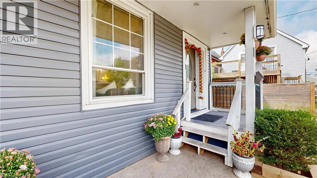 6 ALBANY Avenue