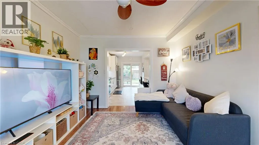 6 ALBANY Avenue