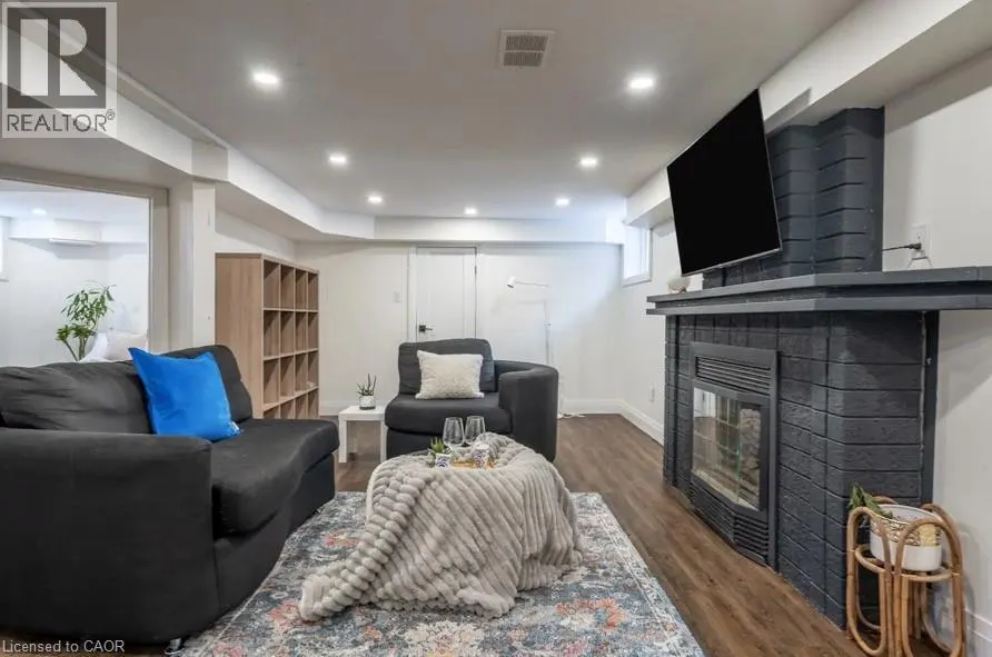 122 QUEENSDALE Avenue E