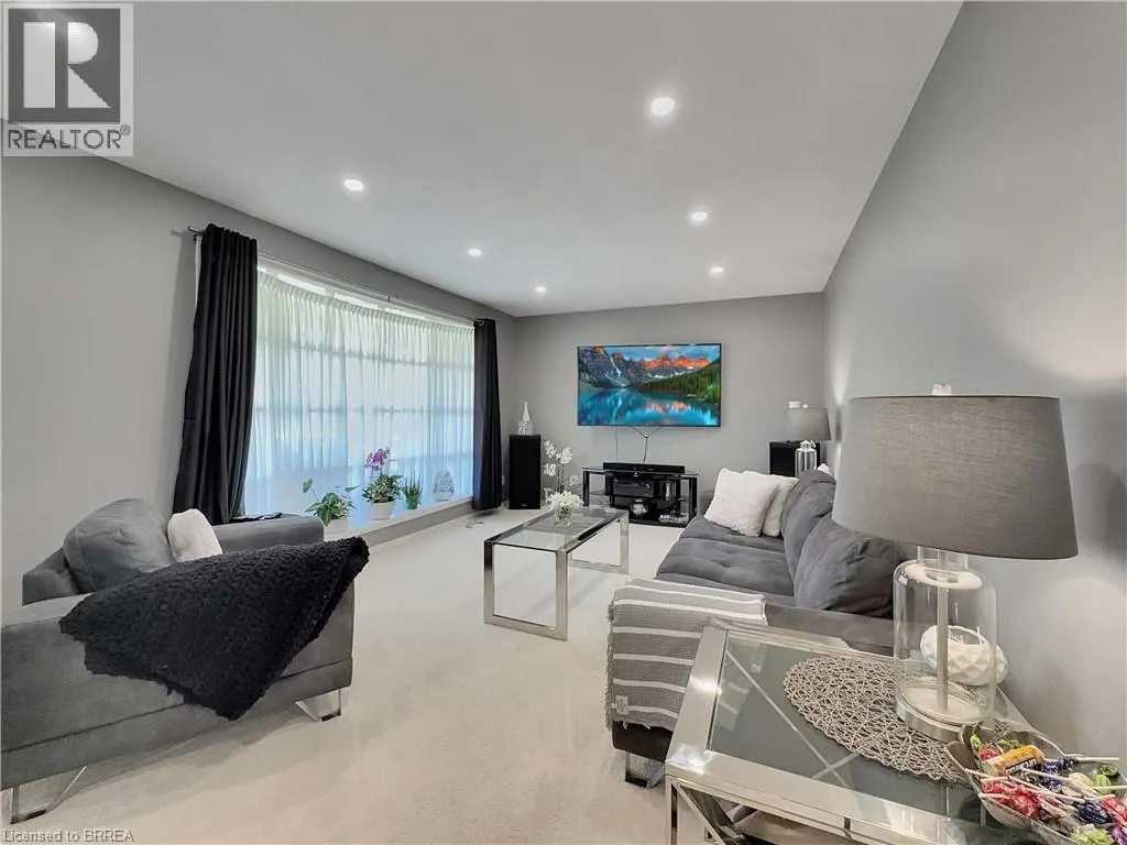 46 DAVIS Street W
