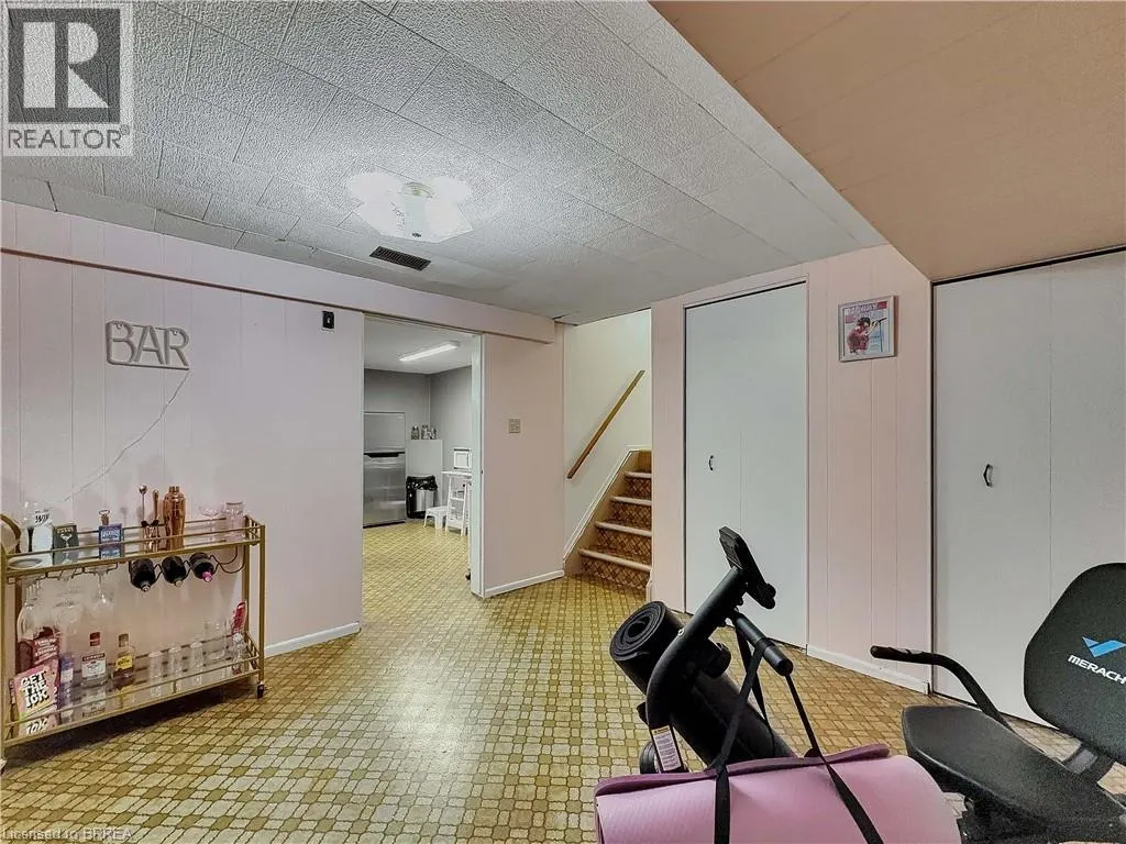 46 DAVIS Street W