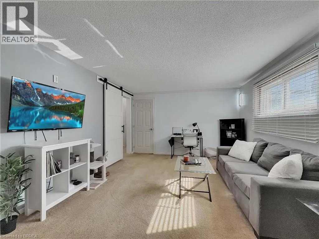 46 DAVIS Street W