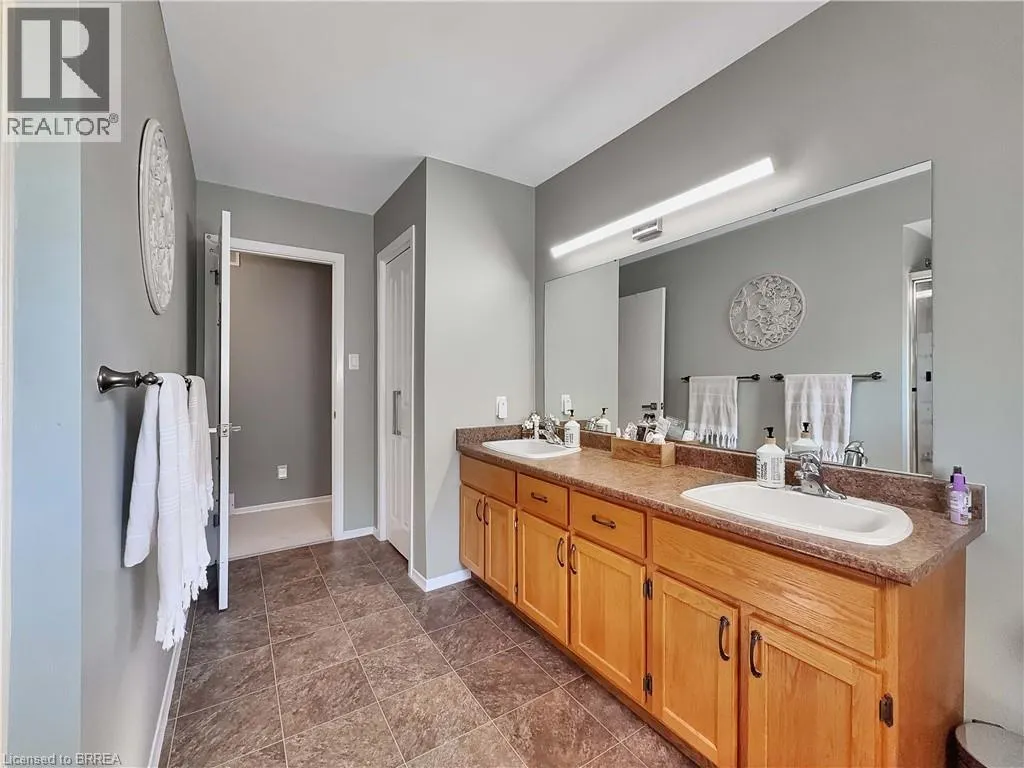 46 DAVIS Street W