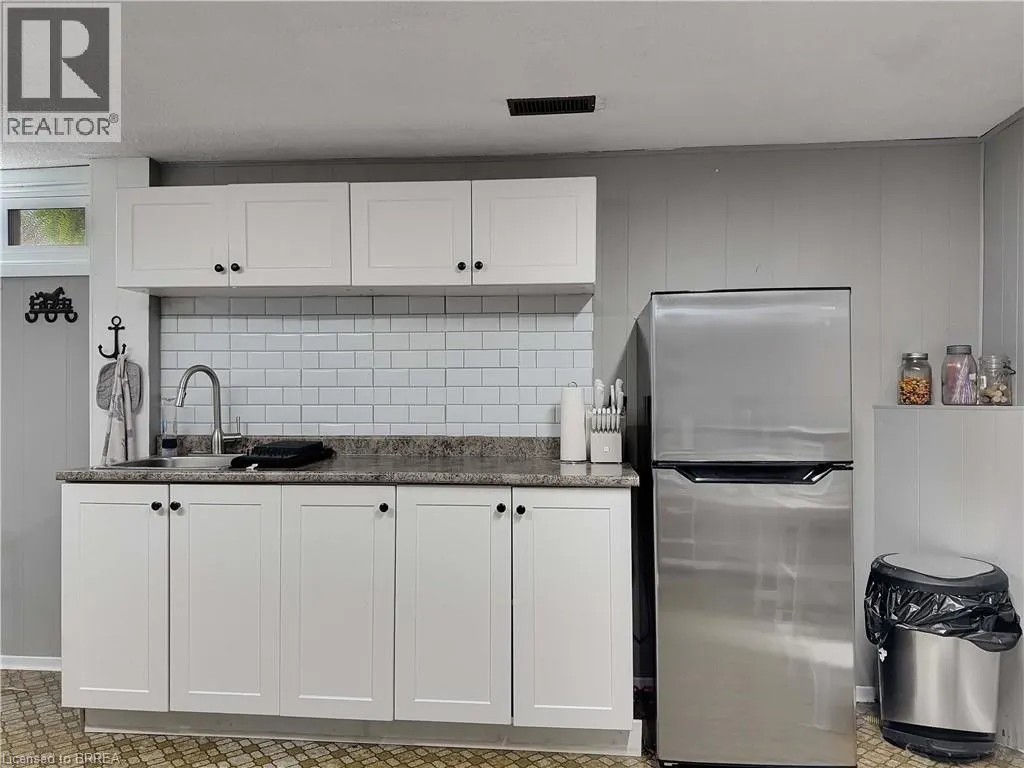 46 DAVIS Street W