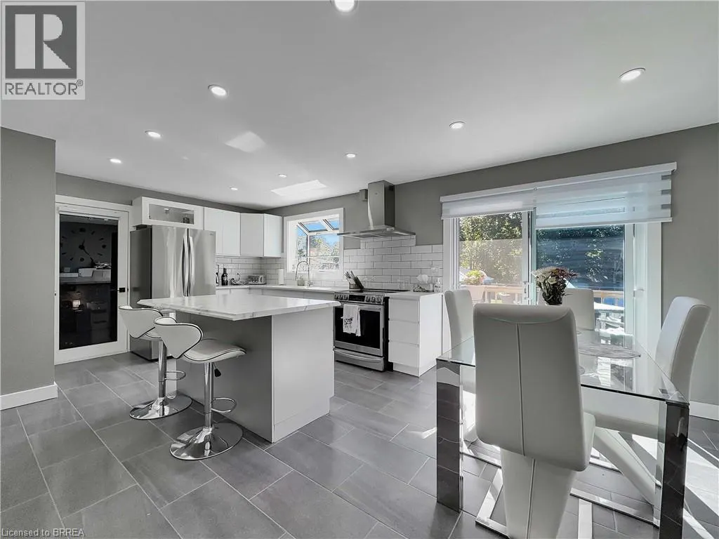 46 DAVIS Street W