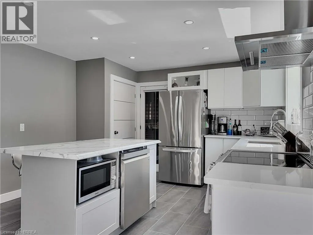 46 DAVIS Street W