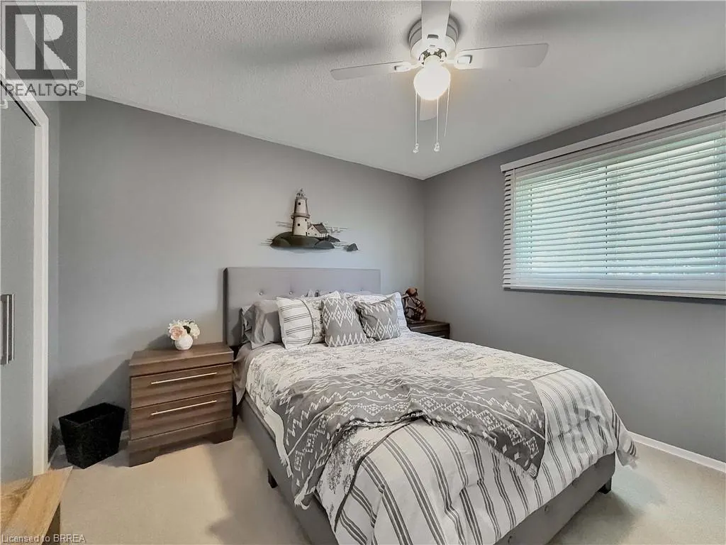 46 DAVIS Street W