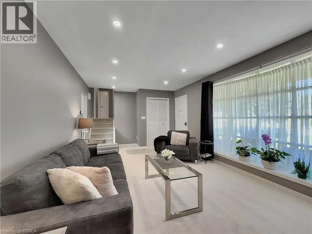 46 DAVIS Street W