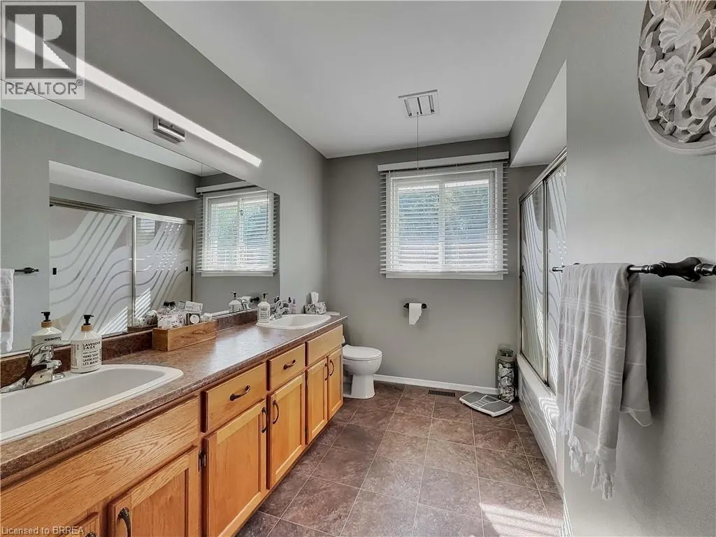 46 DAVIS Street W