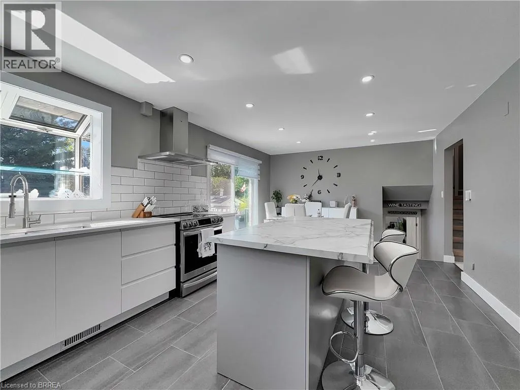 46 DAVIS Street W