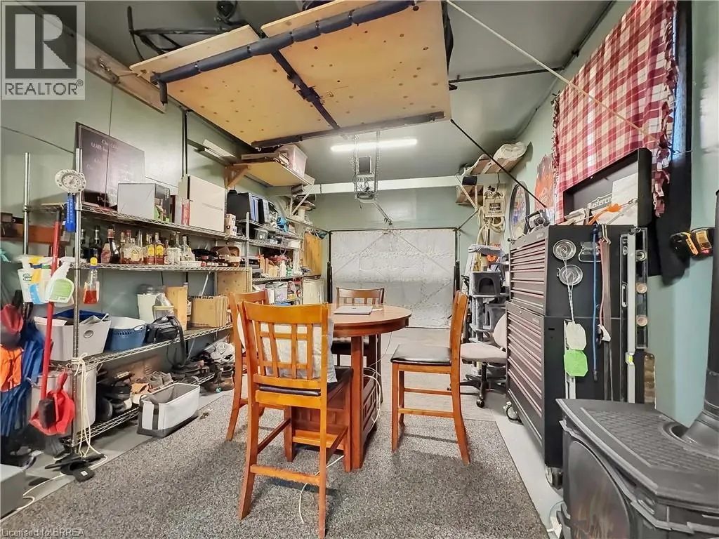 46 DAVIS Street W