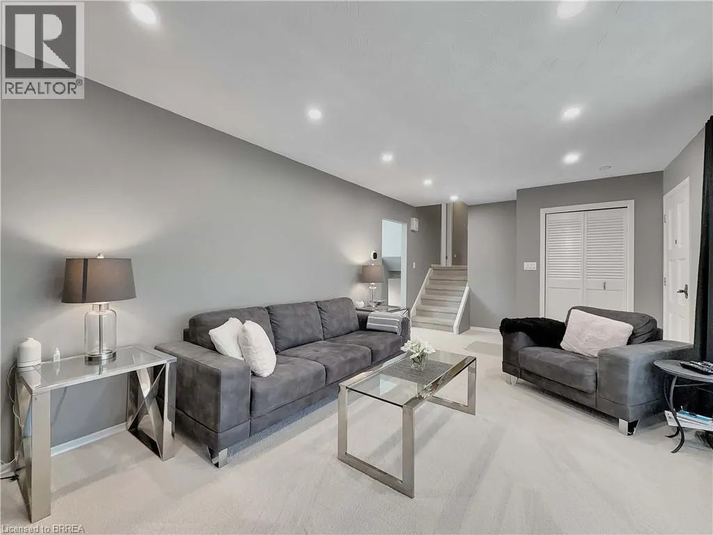 46 DAVIS Street W