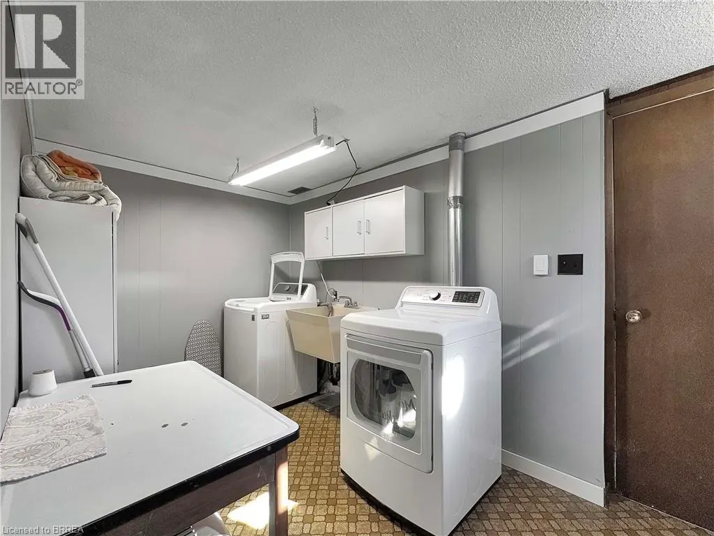 46 DAVIS Street W