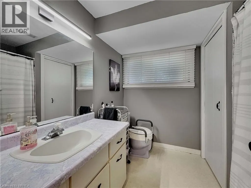 46 DAVIS Street W