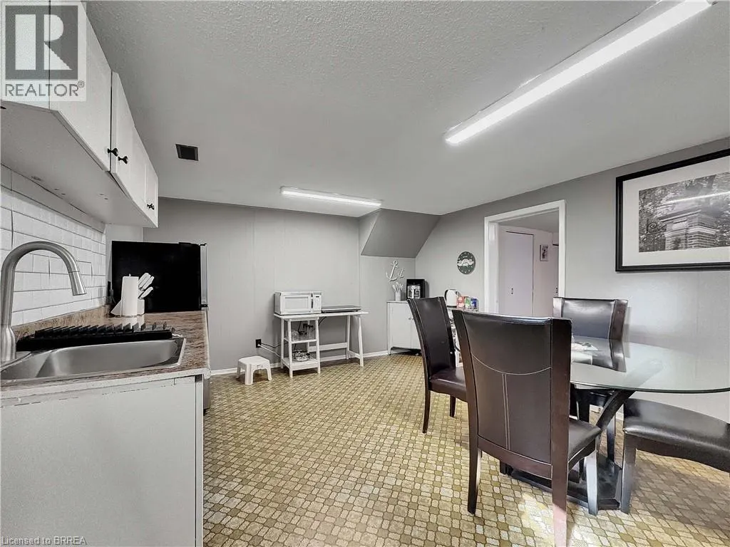 46 DAVIS Street W