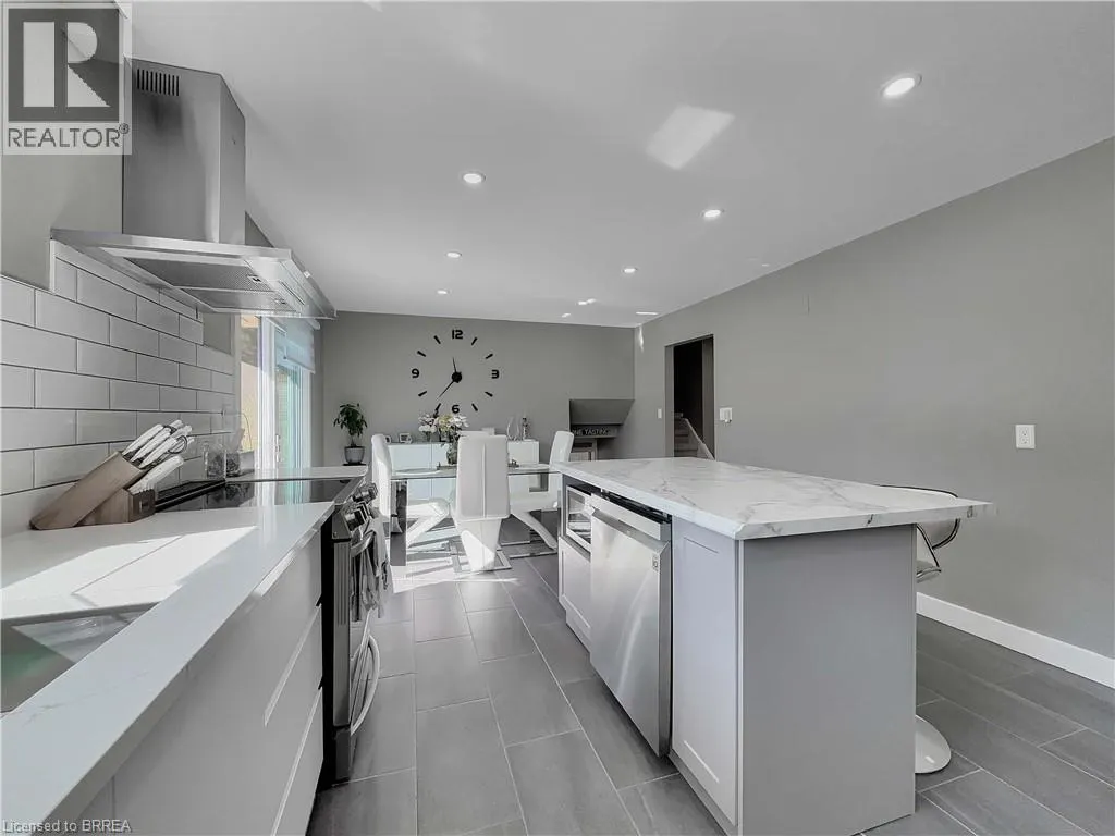 46 DAVIS Street W