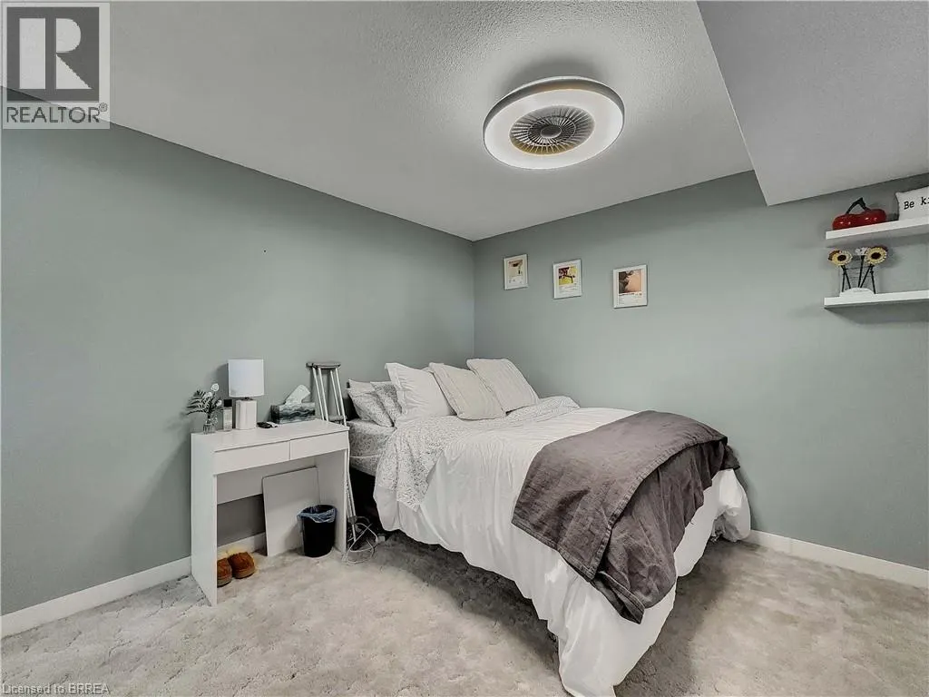 46 DAVIS Street W